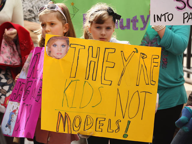 Акция протеста против детских конкурсов красоты в Австралии