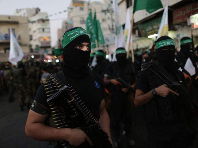 Боевики "Бригад Изаддина аль-Касама", боевого крыла ХАМАС, во время парада в Газе