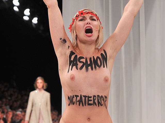 Акция FEMEN в Париже. 26 сентября 2013 года