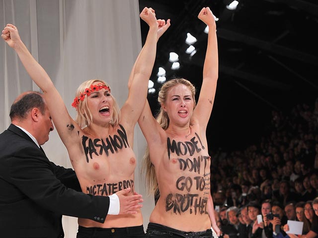 Акция FEMEN в Париже. 26 сентября 2013 года