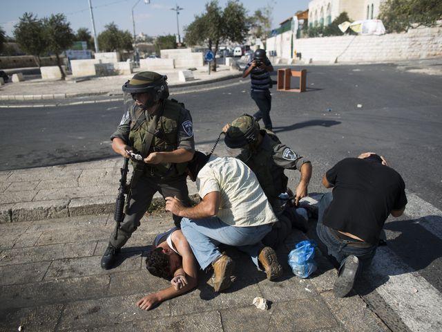 Арест участника беспорядков в Рас аль-Амуд. Иерусалим, 27.09.2013