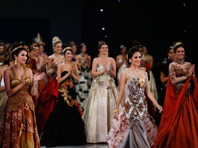 На конкурсе "Мисс Мира 2013". Вторая справа - Меган Янг