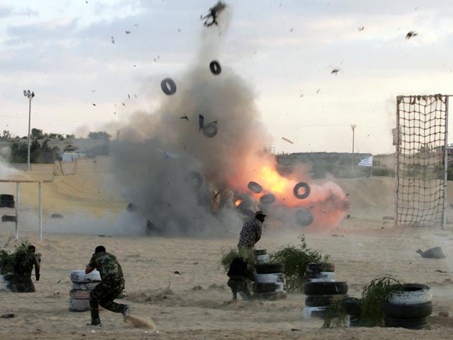 Подрыв макета израильского танка во время учений боевиков "Бригад Насера Салах ад-Дина" (Комитеты народного сопротивления)
