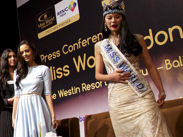 Перед началом конкурса: "Мисс Филиппины" Меган Янг и "Мисс Мира 2012" Юй Вэнься (Китай)