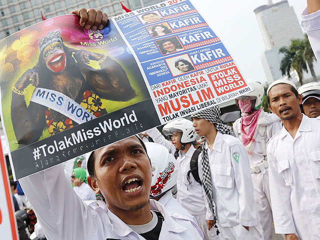 Акция протеста исламистов в Джакарта перед началом конкурса "Мисс Мира 2013"
