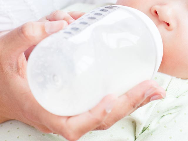 В больнице перепутали бутылочки: ребенок получил молоко от носительницы ВИЧ