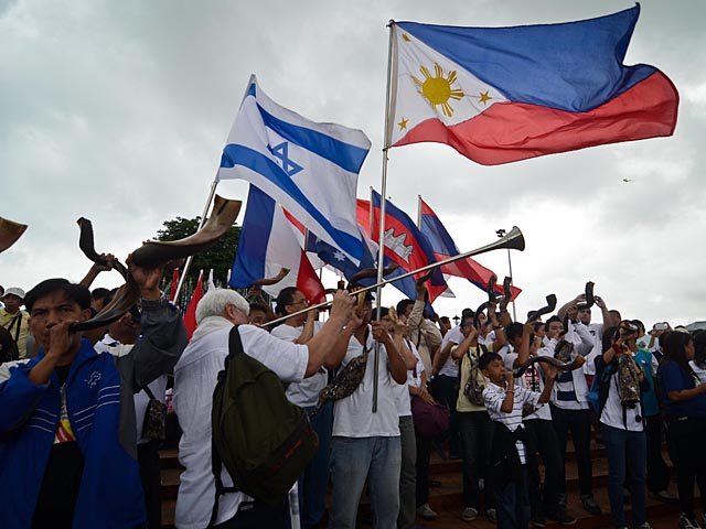 Манила: массовая акция протеста против коррупции под звуки шофара 