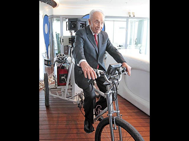 Перес покатался на велосипеде в тель-авивском Google и предложил корпорации взять на работу израильских школьников
