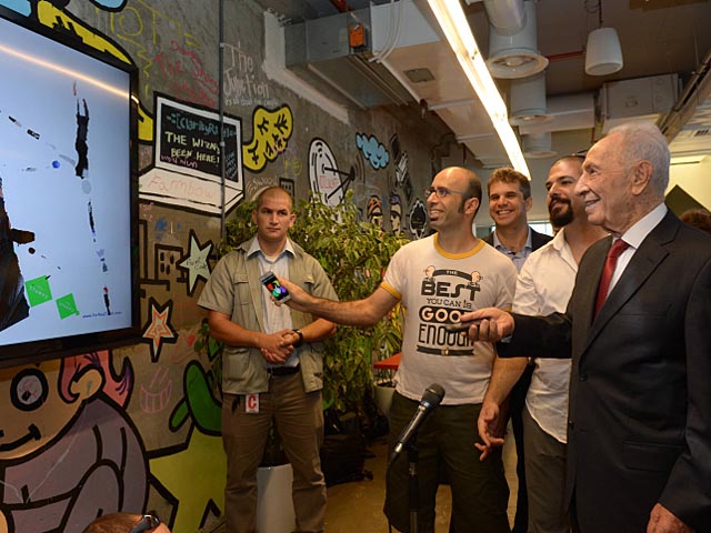 Перес покатался на велосипеде в тель-авивском Google и предложил корпорации взять на работу израильских школьников