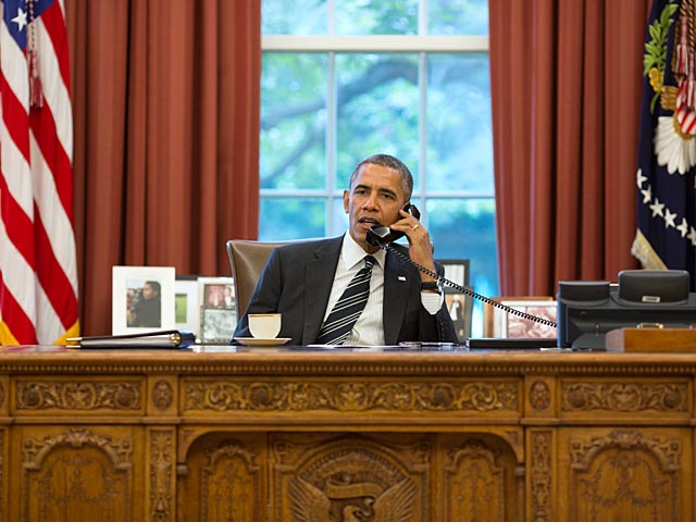 Барак Обама разговаривает по телефону с Хасаном Роухани. 27 сентябя 2013 года