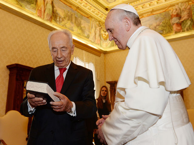 Президент Израиля Шимон Перес и Папа Римский Франциск. Ватикан, апрель 2013 года