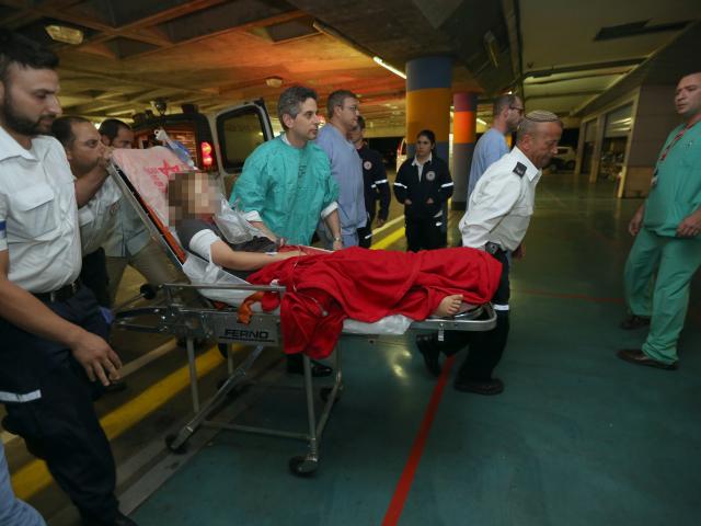 Раненая девочка на входе в больницу "Шаарей Цедек". Иерусалим, 5 октября 2013 года