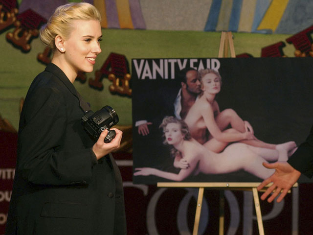 Скарлетт Йоханссон в 2007 году на фоне фотографии для обложки Vanity Fair (автор Э.Лейбовиц) с ее изображением