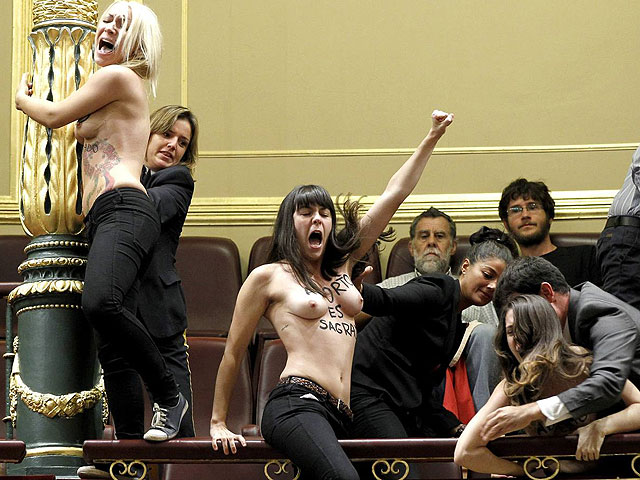 Акция FEMEN в защиту права женщин на аборты: "Пошли прочь из моей вагины"
