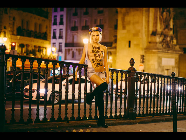 FEMEN против проституции: фотосессия в ночном Париже