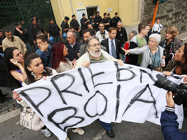 Акция протеста около входа на кладбище Общества Святого Пия X в городе Альбано-Лациале