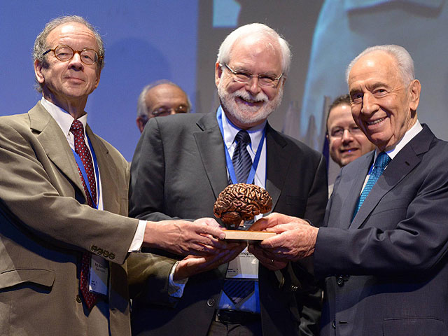 Во вторник, 15 октября, Шимон Перес вручил награду победителям конференции по мозговым технологиям, проходившей в Израиле