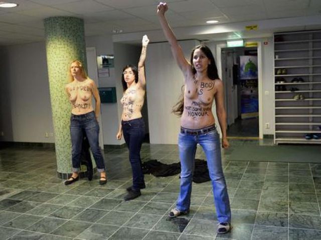 Акция FEMEN в мечети (в центре - Алия Магда аль-Махди). Стокгольм, 29.06.2013