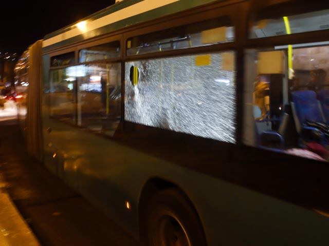 В Иерусалиме неизвестные забросали камнями автобус "Эгеда": ранен водитель