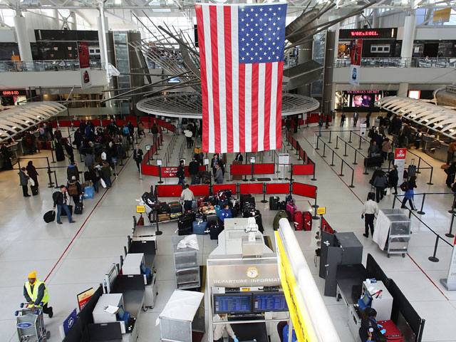 В нью-йоркском аэропорту в багаже у пассажира нашли арсенал огнестрельного оружия