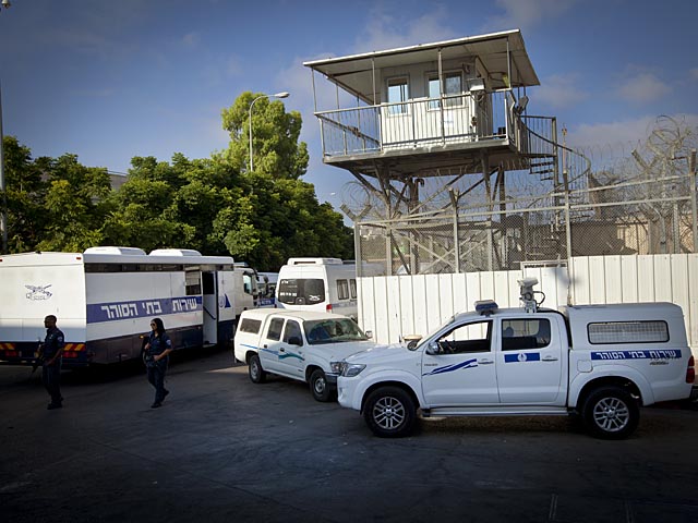"Амнистированных" заключенных свозят в тюрьму "Офер"
