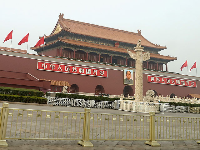 Reuters: взрыв автомобиля около мавзолея Мао мог быть терактом-самоубийством