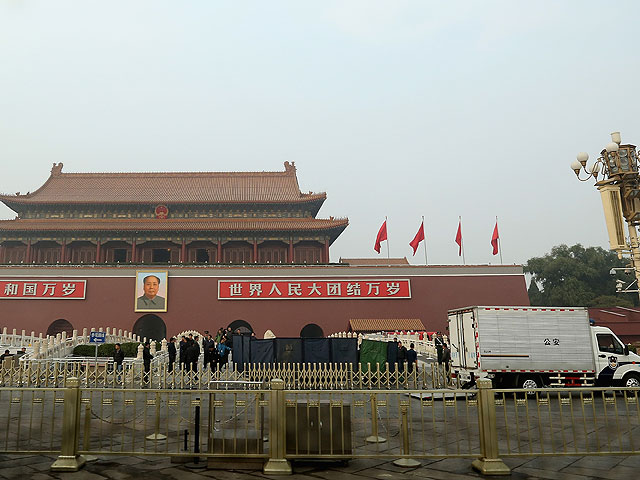 Reuters: взрыв автомобиля около мавзолея Мао мог быть терактом-самоубийством