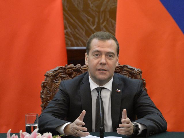 Медведев обещает: активисты Greenpeace получат справедливое отношение