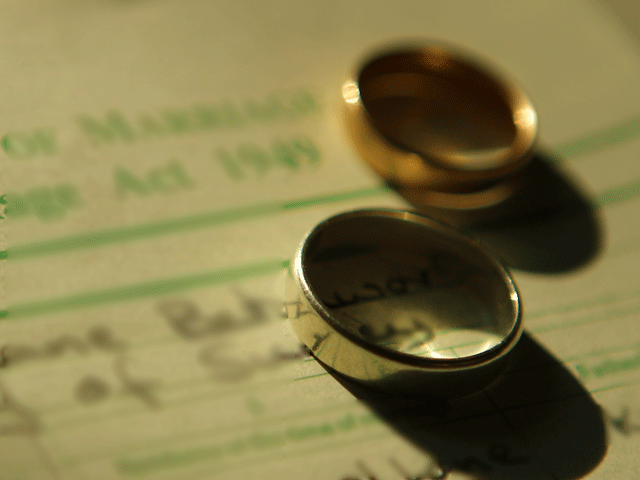 Кнессет принял закон о повышении брачного возраста с 17 до 18 лет