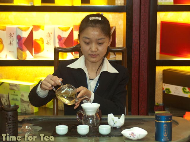 Приготовление зелёного чая в стеклянном чайнике