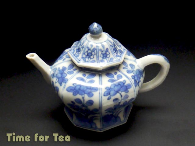 Чайник из голубого фарфора, династия Цин, 1700 г (находиться в музее чая в Гонконге)