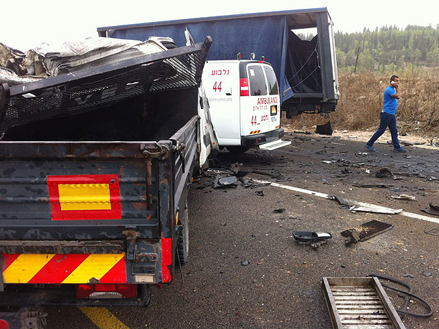 На севере Израиля столкнулись два грузовика, один человек погиб