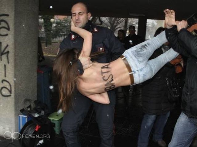 Акция FEMEN против Берлусони. Милан, февраль 2013 года