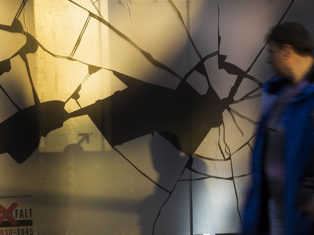 Берлинские магазины поместили на витринах изображение разбитого стекла в память о погромах "Хрустальной ночи". Берлин, 09.11.2013