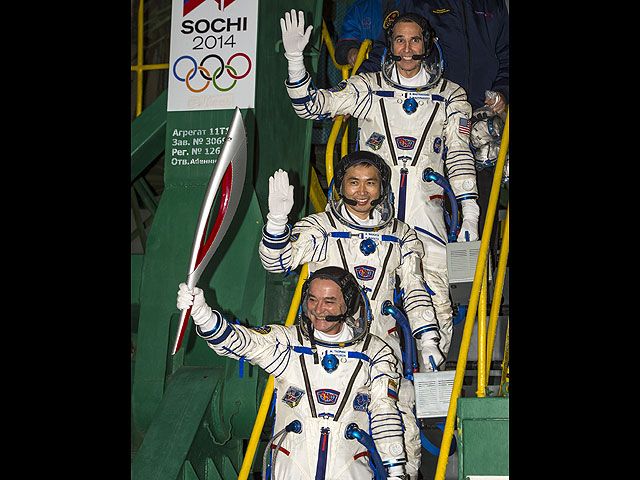 Российские космонавты вынесли Олимпийский факел в открытый космос