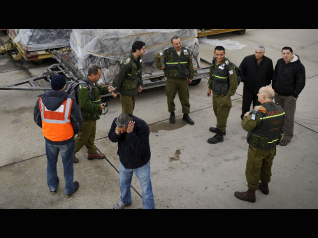 Израильские военные спасатели, направляющиеся на Филиппины