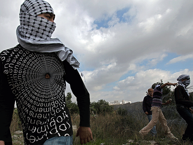 Палестинцы бросают камни в Хевроне и Гуш-Эционе