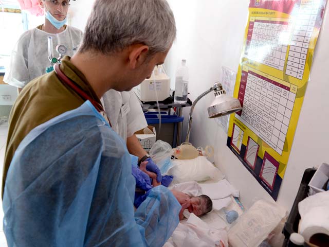 Новорожденный филиппинец по имени Израиль
