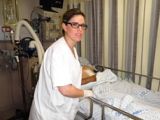 Медсестра Шимрит Шамир у постели раненого сирийца. Цфат
