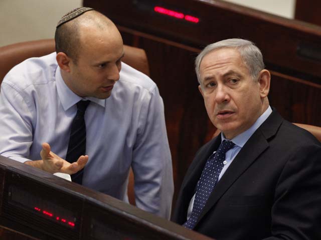 Министр экономики Нафтали Беннет ("Байт Иегуди") и премьер-министр Биньямин Нетаниягу ("Ликуд")