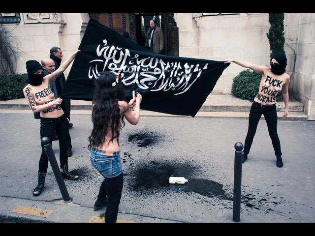 Акция FEMEN около главной мечети Парижа. 3 апреля 2013 года