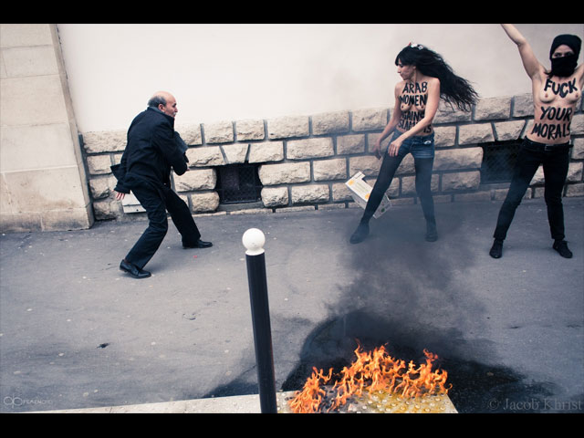 Акция FEMEN около главной мечети Парижа. 3 апреля 2013 года