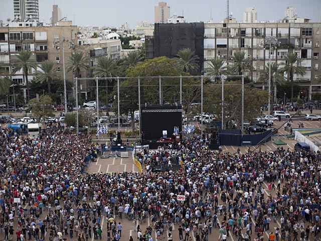 Тысячи израильтян пришли на площадь Ицхака Рабина, чтобы проститься с Ариком Айнштейном. 27 ноября 2013 года