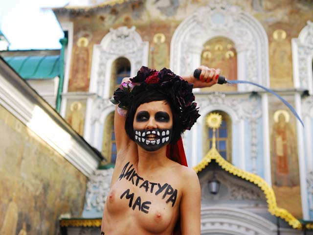 Акция FEMEN в Киеве. 1 декабря 2013 года