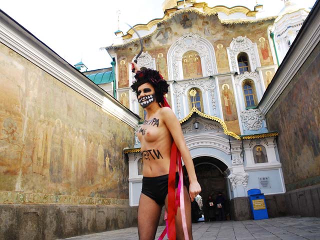 Акция FEMEN в Киеве. 1 декабря 2013 года