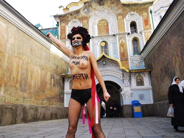 Акция FEMEN в Киеве. 1 декабря 2013 года