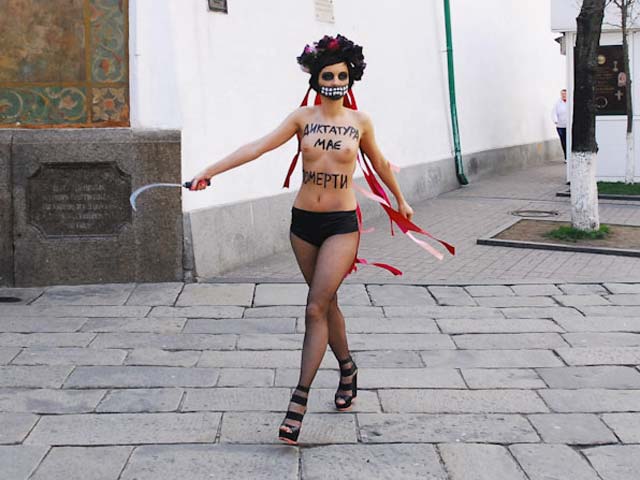 Акция FEMEN в Киеве. 1 декабря 2013 года