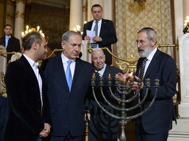 Во время церемонии зажжения пятой ханукальной свечи. Большая синагога Рима, 1 декабря 2013 года