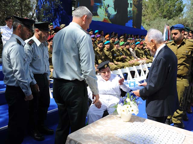 Сержант Дина Элаев получает почетную грамоту из рук президента Израиля Шимона Переса