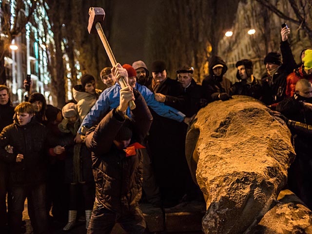 Демонстранты снесли памятник Ленину. Киев. 8 декабря 2013 года